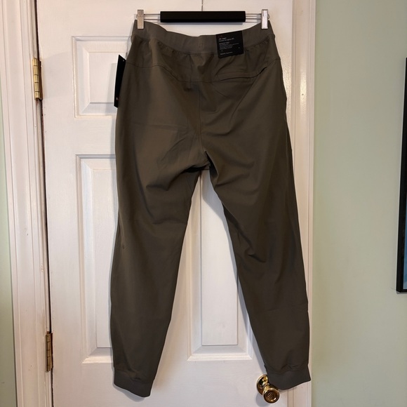 Men’s lululemon ABC Skinny Fit Jogger in Army Green. - Picture 3 of 9